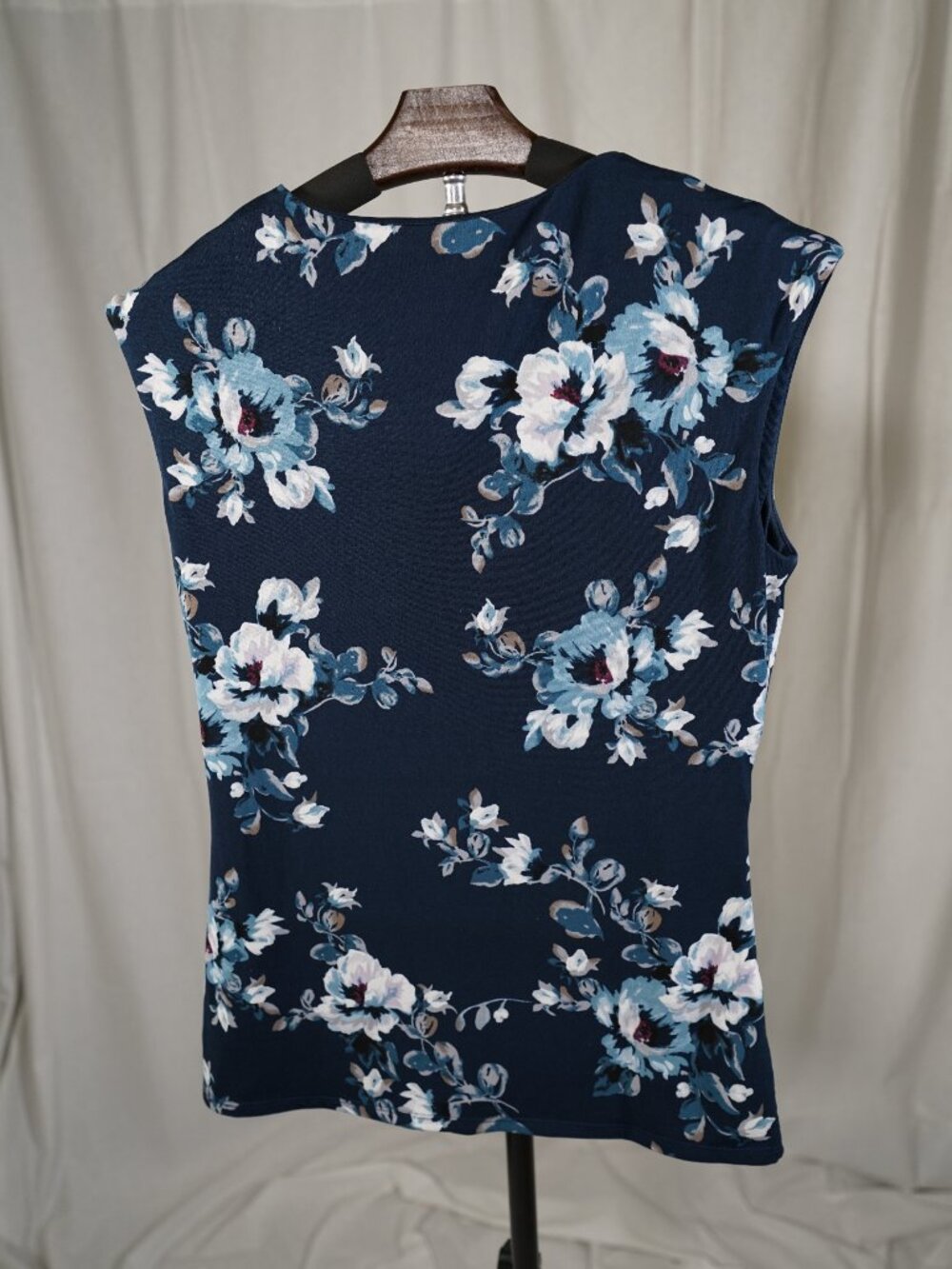 White House Black Market Navy Floral Feminine Twist Front Sleeveless Top M - Picture 5 of 7